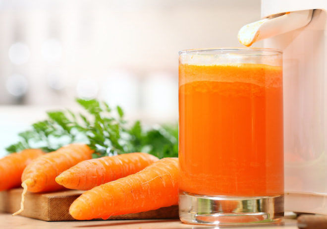 Полулитр свежего морковного сока